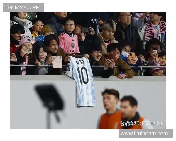 足球明星见小粉丝泪洒现场感动瞬间引发全场共鸣